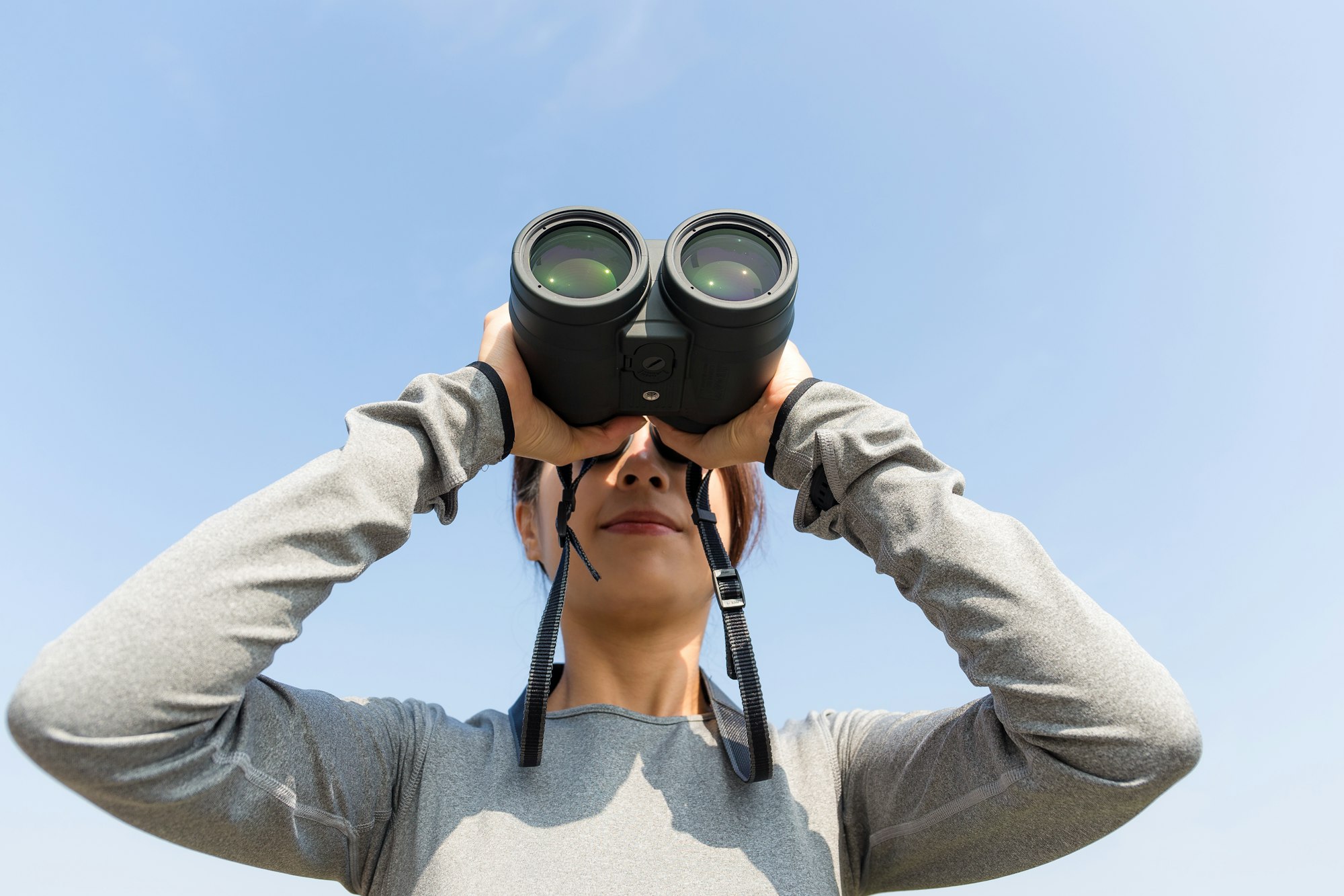 Young woman use of the binoculars